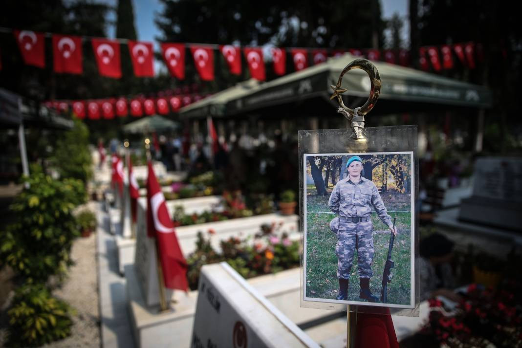 Bayram arifesinde şehitliklerde hüzün: Kahramanlara koştular - Resim: 12